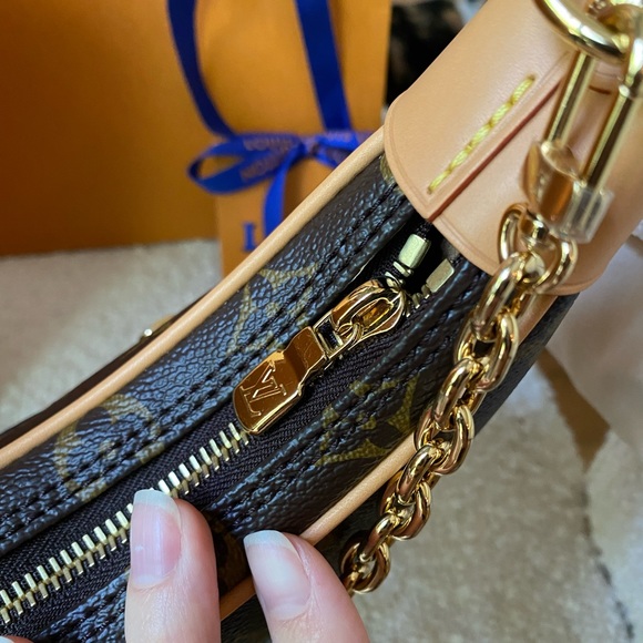 Louis Vuitton loop handbag 2022 - Picture 14 of 16